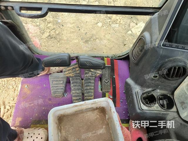 行走控制手柄和踏板?俯拍(駕駛室部分) 行走控制手柄和踏板?俯拍(駕駛室部分)