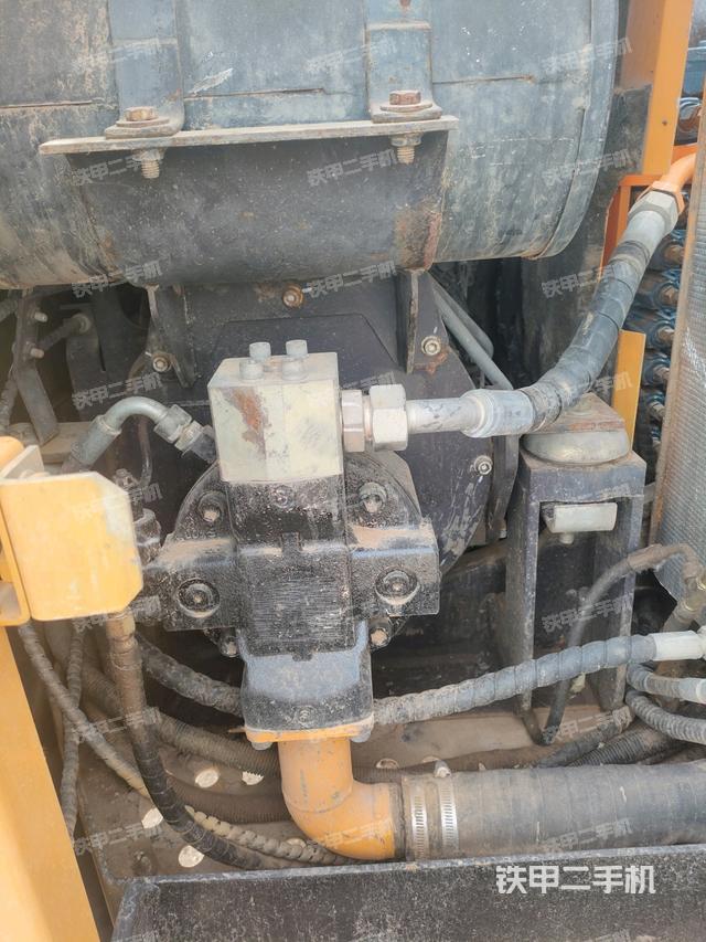 液压泵舱室正面整体(整机外观) 液压泵舱室正面整体(整机外观)