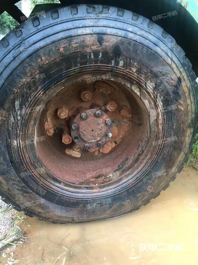 單側(cè)履帶整體(整機(jī)外觀) 單側(cè)履帶整體(整機(jī)外觀)