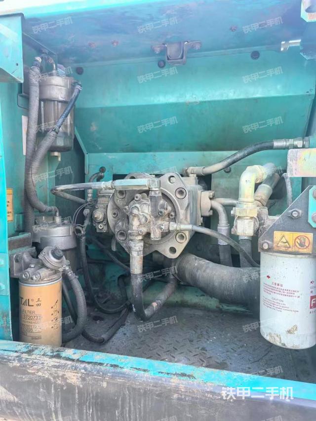 液壓泵艙室正面整體(整機(jī)外觀) 液壓泵艙室正面整體(整機(jī)外觀)