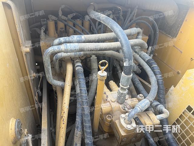 回轉(zhuǎn)馬達(dá)和主控閥(整機(jī)外觀) 回轉(zhuǎn)馬達(dá)和主控閥(整機(jī)外觀)