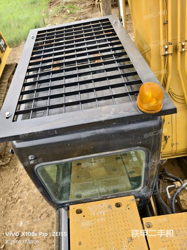 駕駛室頂部(整機(jī)外觀) 駕駛室頂部(整機(jī)外觀)
