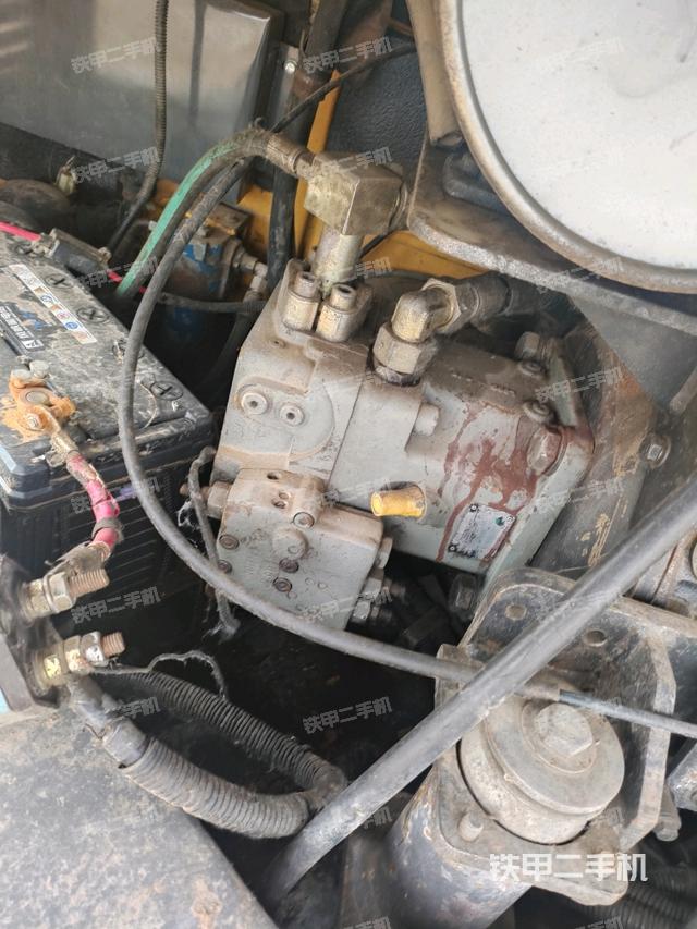 液壓泵艙室正面整體(整機(jī)外觀) 液壓泵艙室正面整體(整機(jī)外觀)