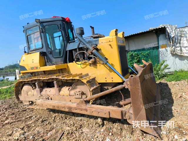 右前45°(推土機(jī)整車(chē)外觀) 右前45°(推土機(jī)整車(chē)外觀)
