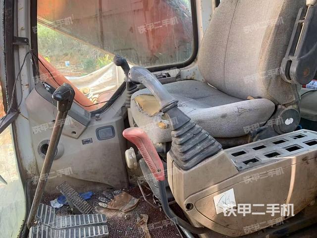 駕駛室整體(整機(jī)外觀) 駕駛室整體(整機(jī)外觀)