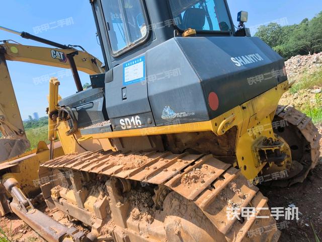 左后45°(推土機(jī)整車外觀) 左后45°(推土機(jī)整車外觀)