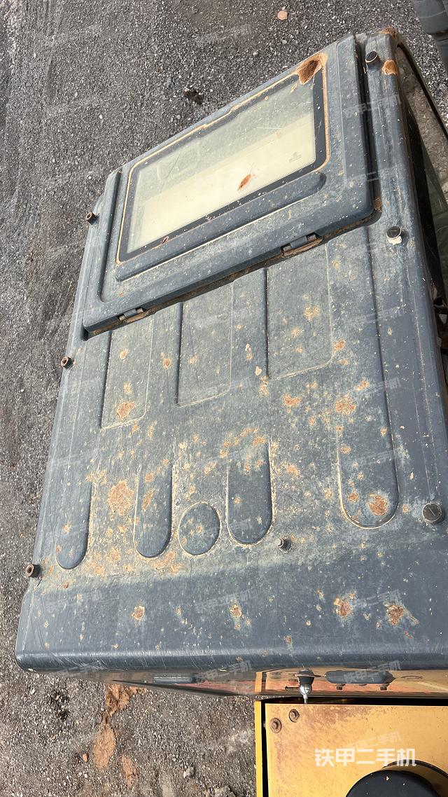 駕駛室頂部(整機(jī)外觀) 駕駛室頂部(整機(jī)外觀)