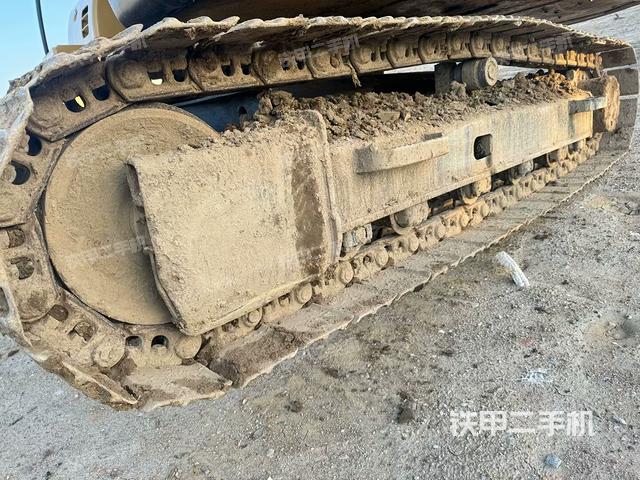 單側(cè)履帶整體(整機(jī)外觀) 單側(cè)履帶整體(整機(jī)外觀)