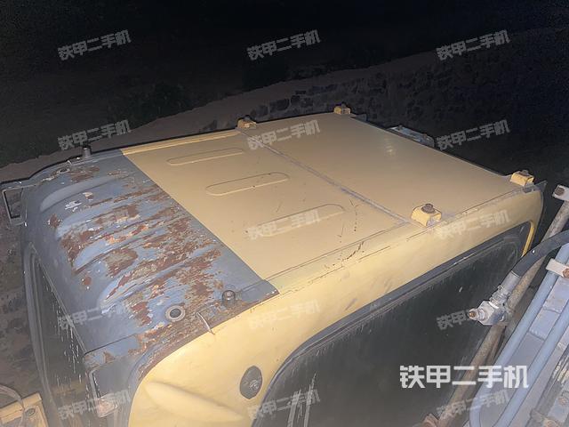 駕駛室頂部(整機(jī)外觀) 駕駛室頂部(整機(jī)外觀)