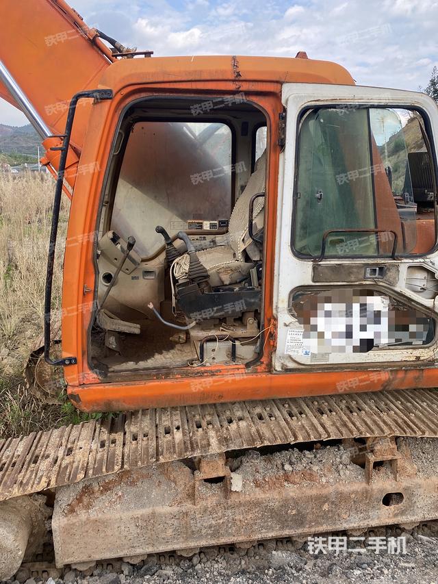 駕駛室整體(整機(jī)外觀) 駕駛室整體(整機(jī)外觀)