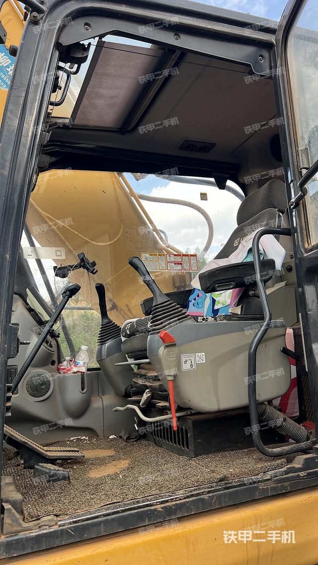 駕駛室整體(整機(jī)外觀) 駕駛室整體(整機(jī)外觀)