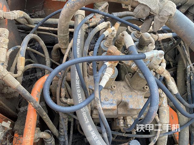 回轉(zhuǎn)馬達(dá)和主控閥(整機(jī)外觀) 回轉(zhuǎn)馬達(dá)和主控閥(整機(jī)外觀)