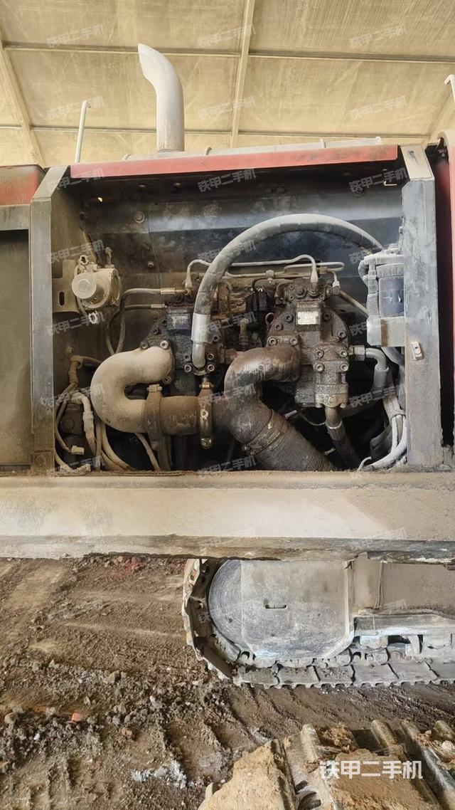 液壓泵艙室正面整體(整機外觀) 液壓泵艙室正面整體(整機外觀)