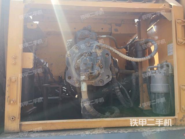 液壓泵艙室正面整體(整機(jī)外觀) 液壓泵艙室正面整體(整機(jī)外觀)
