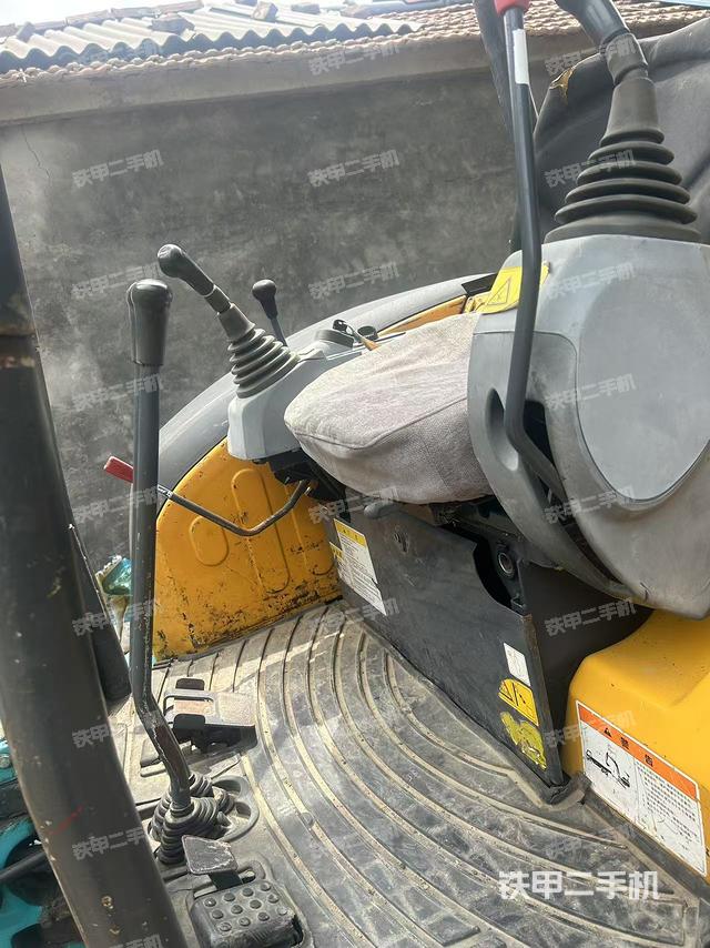 駕駛室整體(整機(jī)外觀) 駕駛室整體(整機(jī)外觀)