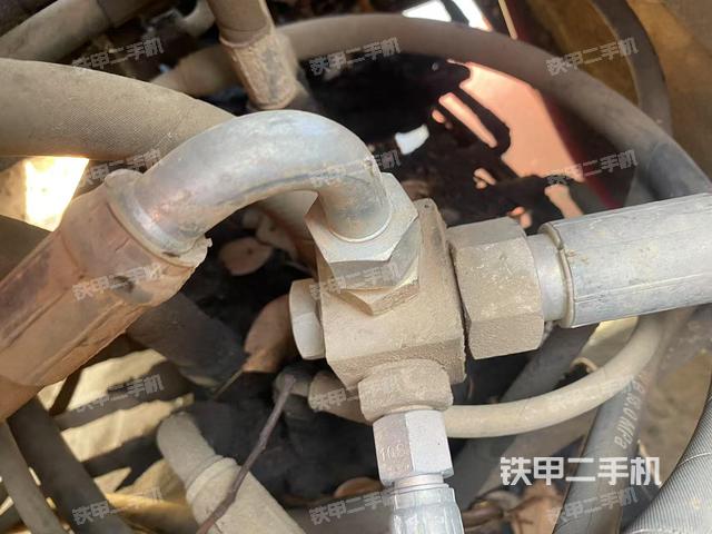 回轉(zhuǎn)馬達和主控閥(整機外觀) 回轉(zhuǎn)馬達和主控閥(整機外觀)