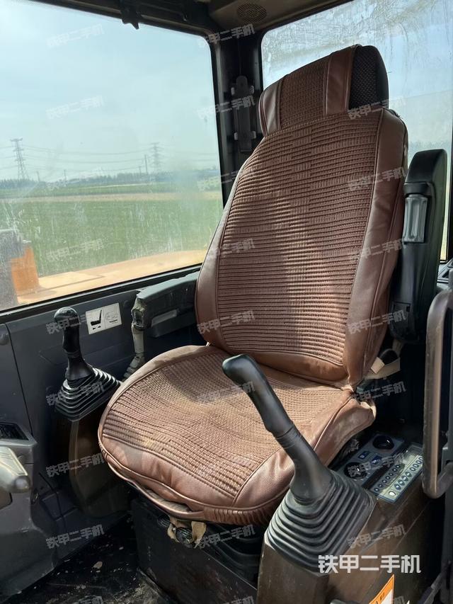 駕駛室頂部(整機外觀) 駕駛室頂部(整機外觀)