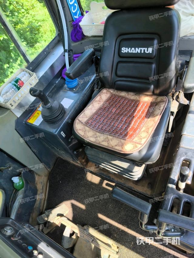 駕駛室內(nèi)部全景(推土機駕駛室) 駕駛室內(nèi)部全景(推土機駕駛室)