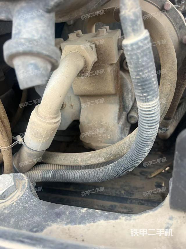 液压泵舱室正面整体(整机外观) 液压泵舱室正面整体(整机外观)