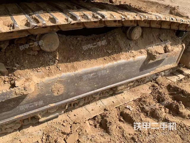 單側(cè)履帶整體(整機(jī)外觀) 單側(cè)履帶整體(整機(jī)外觀)