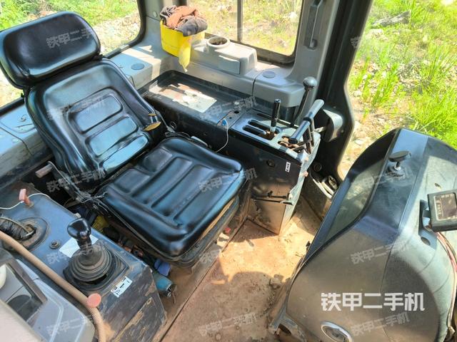 駕駛室內(nèi)部全景(推土機(jī)駕駛室) 駕駛室內(nèi)部全景(推土機(jī)駕駛室)