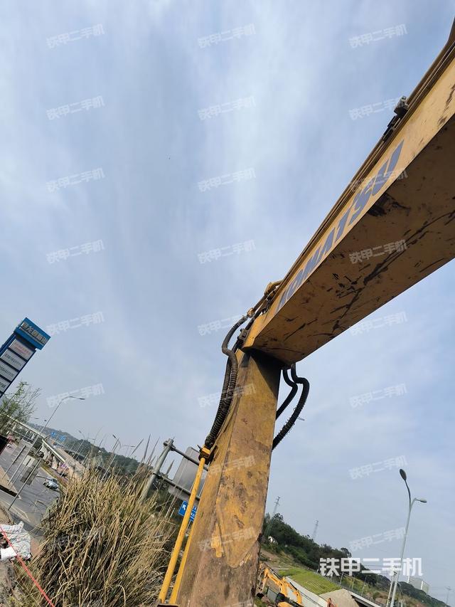 小臂整体左后(工作和回转装置) 小臂整体左后(工作和回转装置)