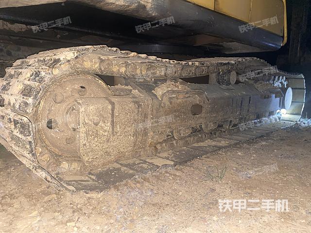 單側(cè)履帶整體(整機(jī)外觀) 單側(cè)履帶整體(整機(jī)外觀)