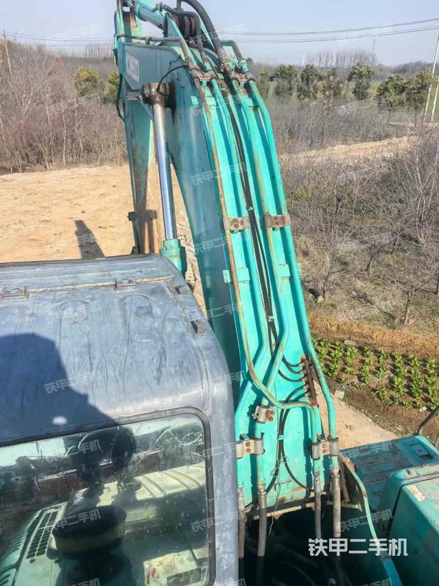 駕駛室頂部(整機(jī)外觀) 駕駛室頂部(整機(jī)外觀)