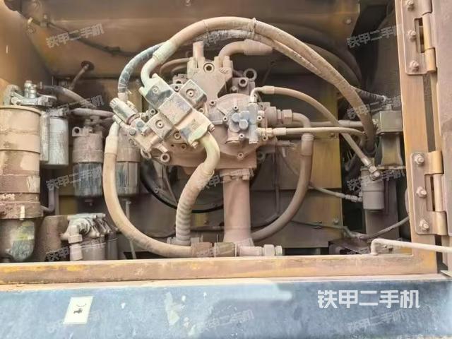 液壓泵艙室正面整體(整機外觀) 液壓泵艙室正面整體(整機外觀)