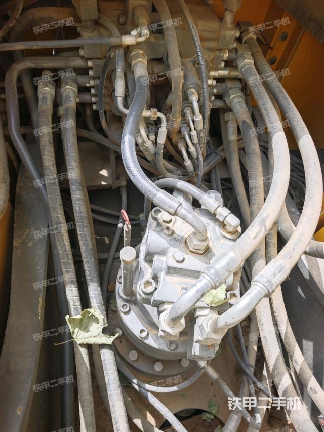 回转马达和主控阀(整机外观) 回转马达和主控阀(整机外观)