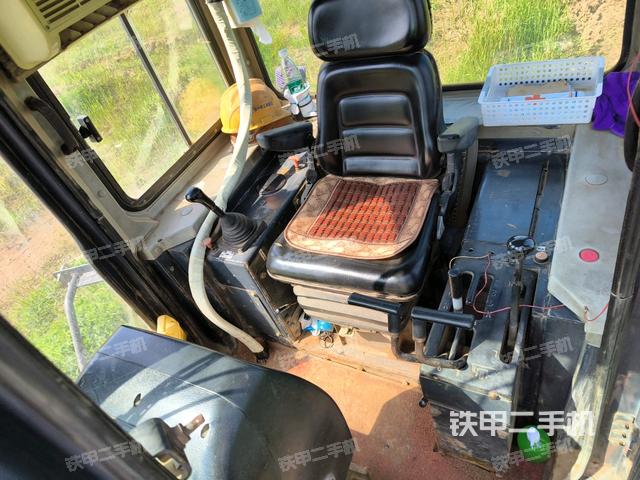 駕駛室右側(cè)全景照(推土機(jī)駕駛室) 駕駛室右側(cè)全景照(推土機(jī)駕駛室)