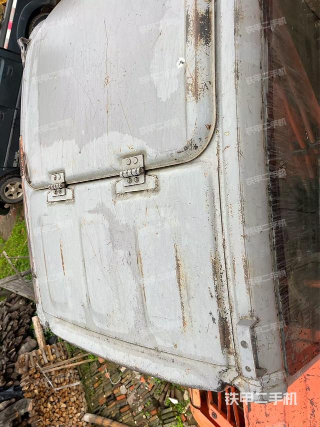 駕駛室頂部（整機外觀）