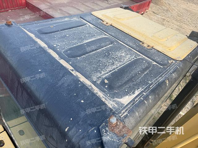 駕駛室頂部(整機(jī)外觀) 駕駛室頂部(整機(jī)外觀)