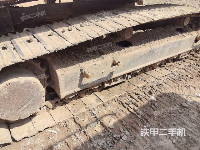 單側(cè)履帶整體(整機(jī)外觀) 單側(cè)履帶整體(整機(jī)外觀)
