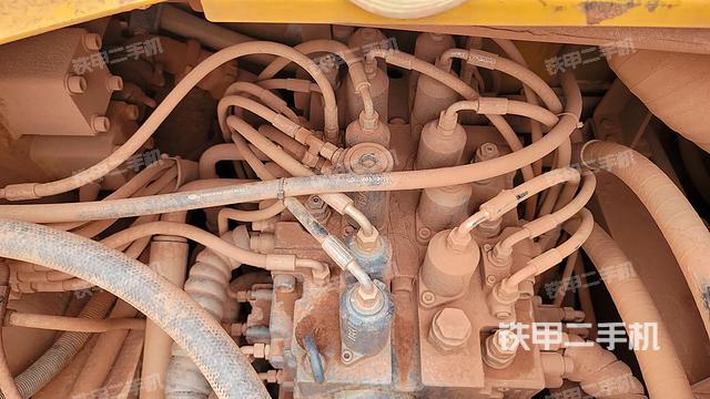 回转马达和主控阀（整机外观）