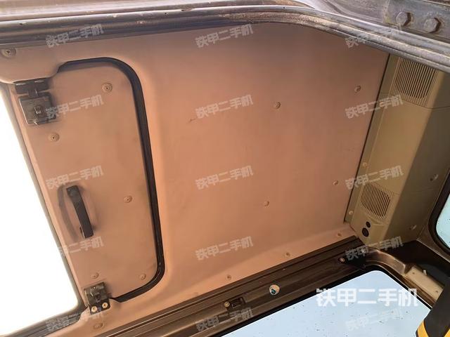 駕駛室頂部(整機(jī)外觀) 駕駛室頂部(整機(jī)外觀)