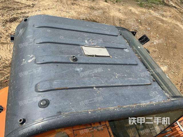 駕駛室頂部(整機(jī)外觀) 駕駛室頂部(整機(jī)外觀)