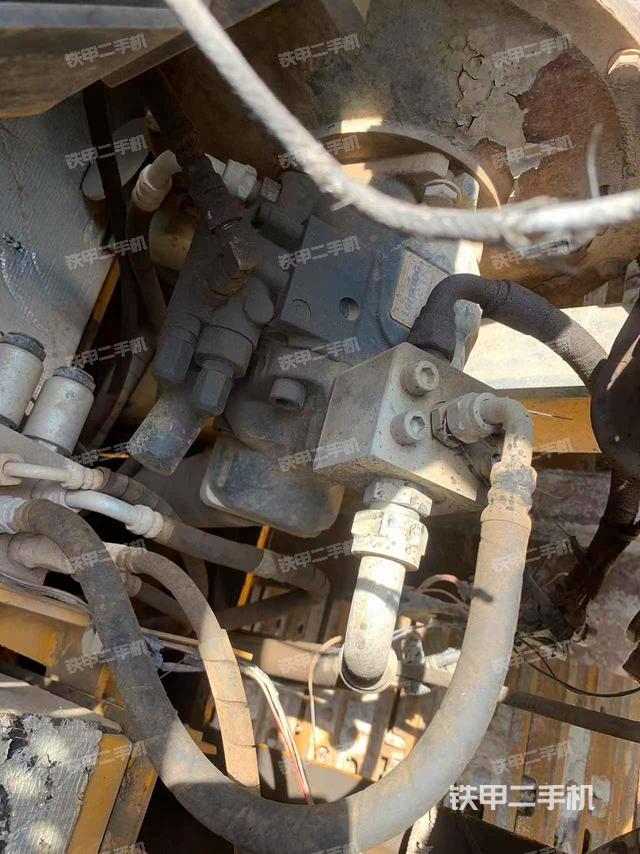 液壓泵艙室正面整體(整機外觀) 液壓泵艙室正面整體(整機外觀)