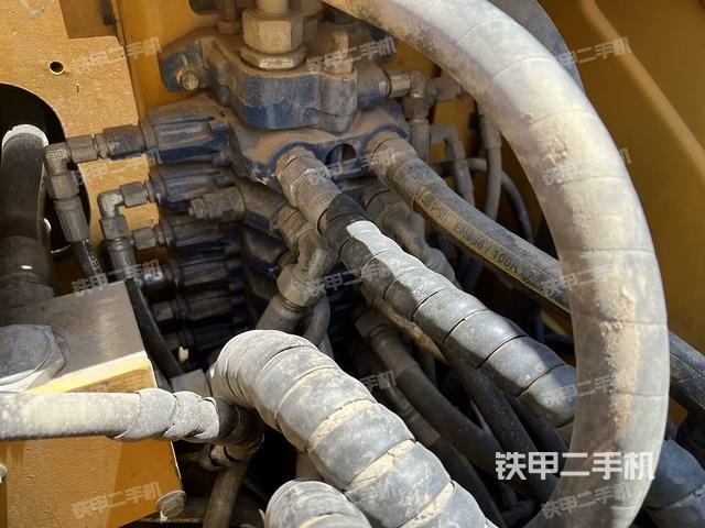 回轉(zhuǎn)馬達(dá)和主控閥(整機(jī)外觀) 回轉(zhuǎn)馬達(dá)和主控閥(整機(jī)外觀)