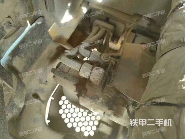 回轉(zhuǎn)馬達和主控閥(整機外觀) 回轉(zhuǎn)馬達和主控閥(整機外觀)
