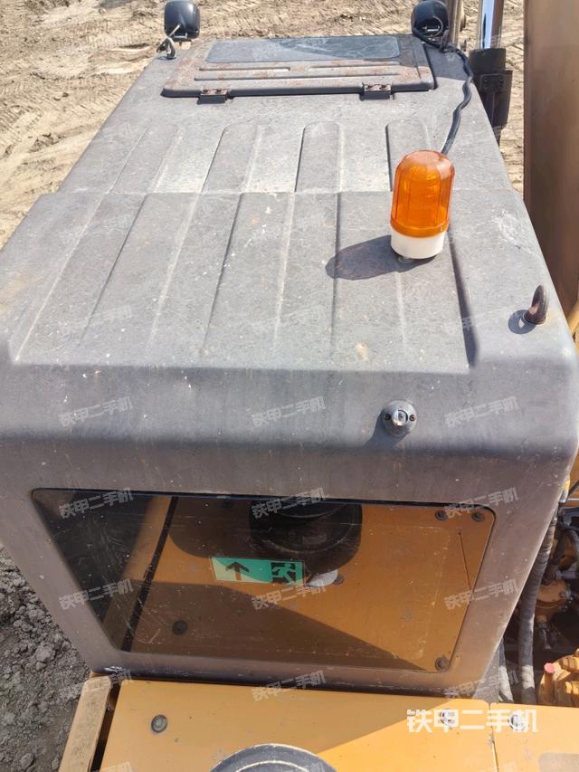 駕駛室頂部（整機外觀）