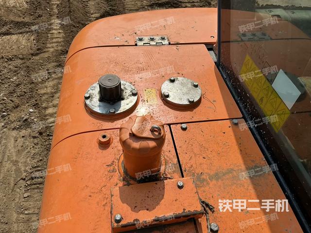 回轉(zhuǎn)馬達(dá)和主控閥(整機(jī)外觀) 回轉(zhuǎn)馬達(dá)和主控閥(整機(jī)外觀)