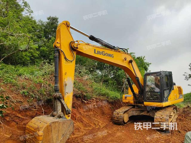 單側(cè)履帶整體(整機(jī)外觀) 單側(cè)履帶整體(整機(jī)外觀)