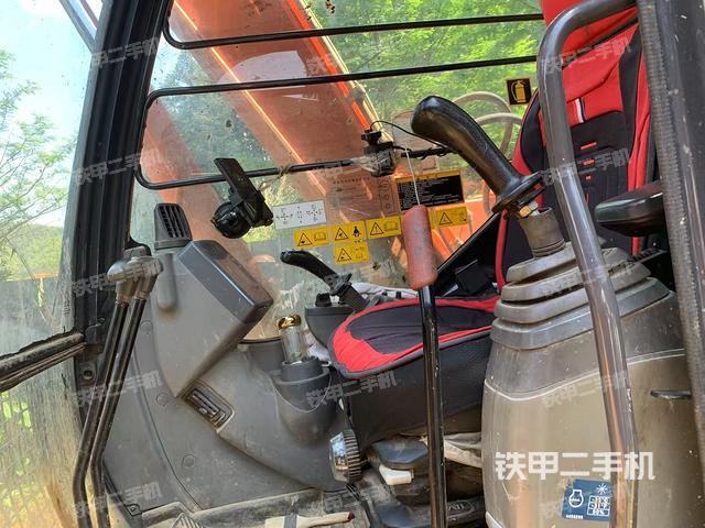 駕駛室整體(整機外觀) 駕駛室整體(整機外觀)