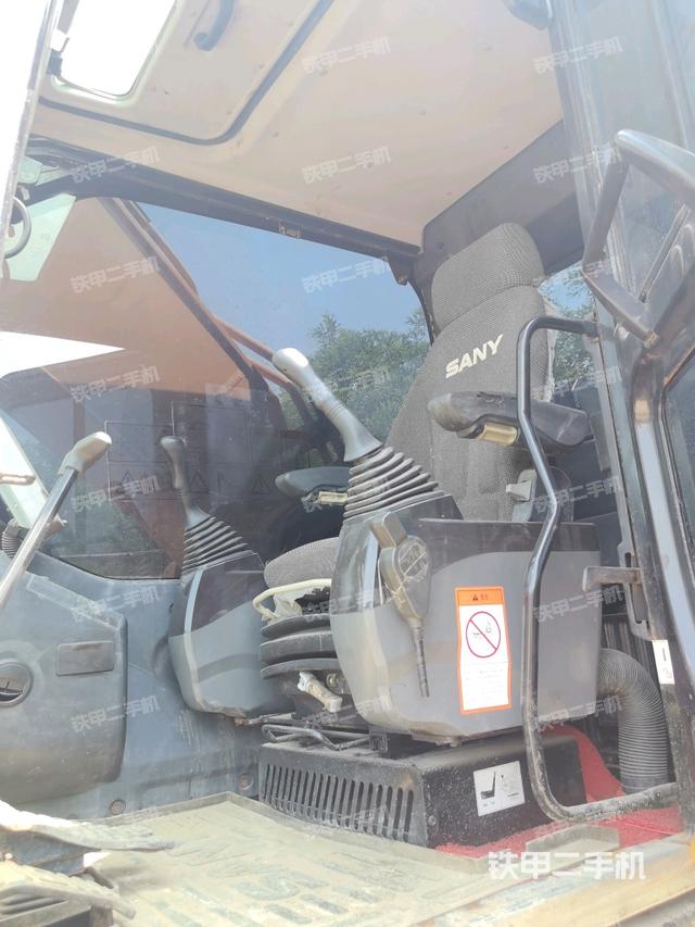 驾驶室整体(整机外观) 驾驶室整体(整机外观)