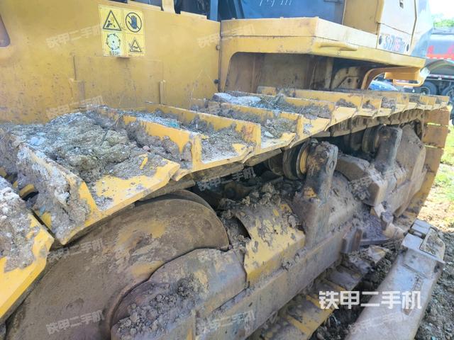 右側(cè)履帶全景(推土機(jī)底盤(pán)及工作裝置) 右側(cè)履帶全景(推土機(jī)底盤(pán)及工作裝置)