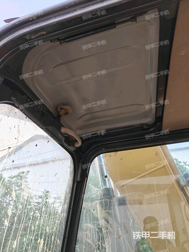 行走控制手柄和踏板?俯拍（駕駛室部分）