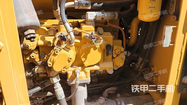 液壓泵艙室正面整體(整機外觀) 液壓泵艙室正面整體(整機外觀)
