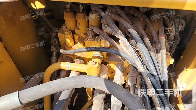 回轉(zhuǎn)馬達和主控閥(整機外觀) 回轉(zhuǎn)馬達和主控閥(整機外觀)