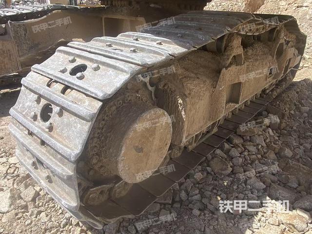 單側(cè)履帶整體(整機(jī)外觀) 單側(cè)履帶整體(整機(jī)外觀)